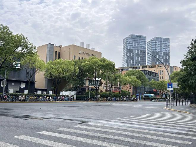 虹口回音壁 记者调查3个月的“上手段”后花园路景祥路车辆违停